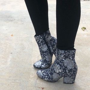 Cool blue ankle boot pumps 😎